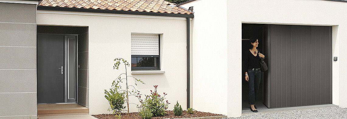 Porte de garage coulissante latérale